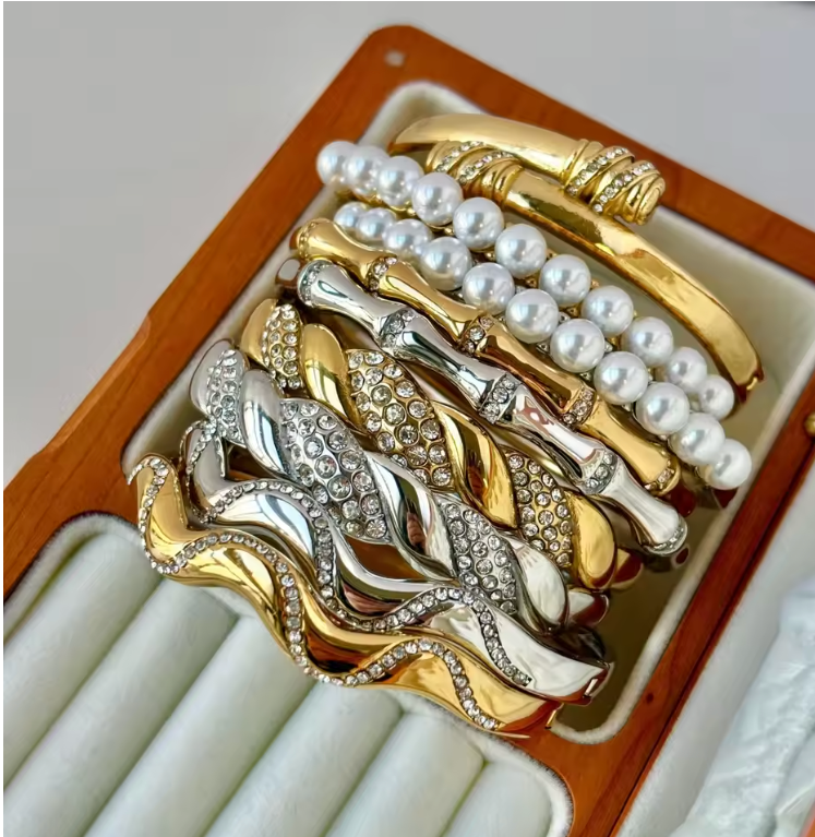 Noa Gold Bangle