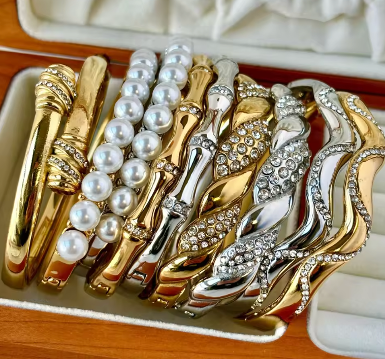 Noa Gold Bangle