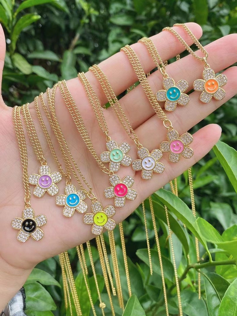 Smiley flower store necklace